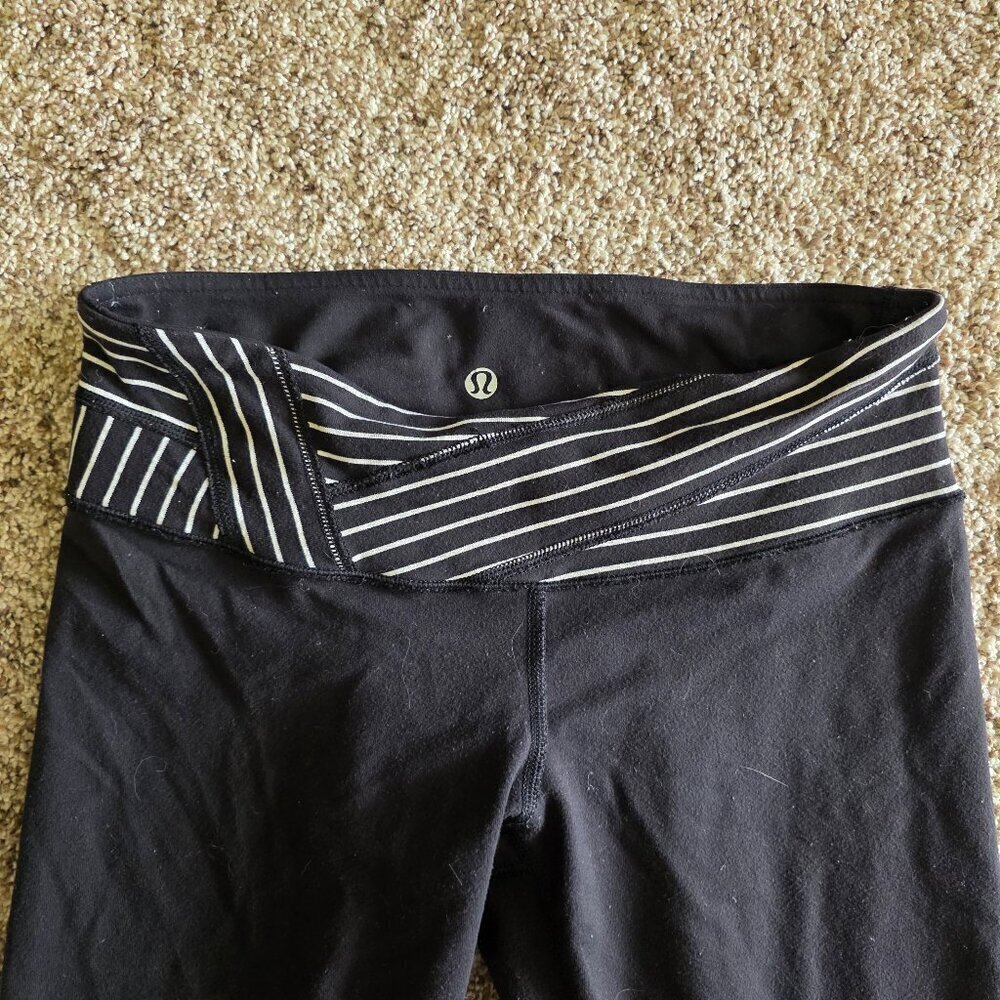 Lululemon Black/White Waistband Leggings Size 6 - Picture 3 of 4